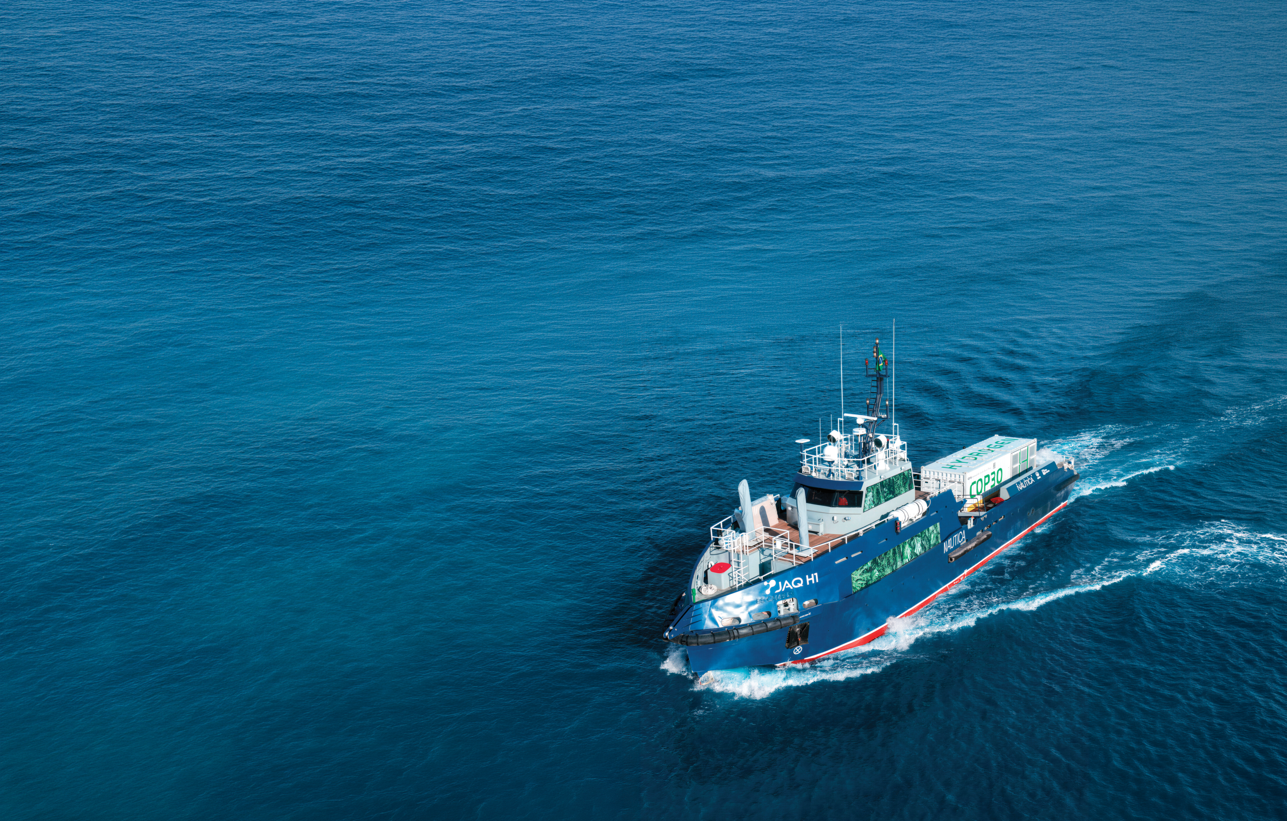 Barco JAQ H1 navegando